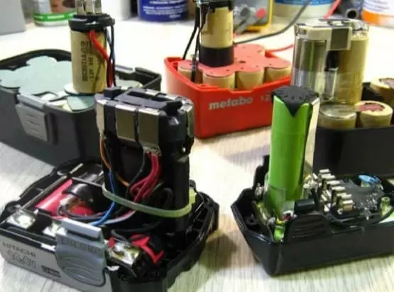 разные аккумуляторы для электроинструмента на столе